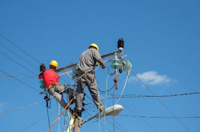 nquadratura-dal-basso-di-guardalinee-elettrici-che-lavorano-sul-palo